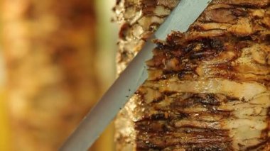 Bir aşçı et keser, shawarma, jiroskop, döner kebap yapmak için. Şişte et pişirmek
