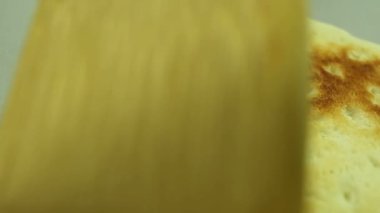 Ekmeğin üzerine özel sos..