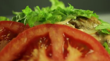 Aşçı shawarma 'ya patates kızartması ekler.