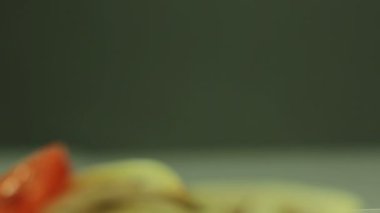 Aşçı Shawarma 'ya yeşillik ekler