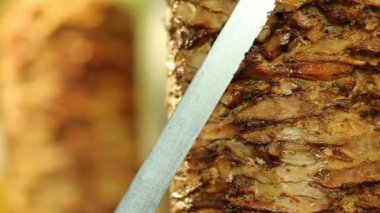 Bir aşçı et keser, shawarma, jiroskop, döner kebap yapmak için. Şişte et pişirmek