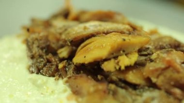 Shawarma 'ya özel sos dök.