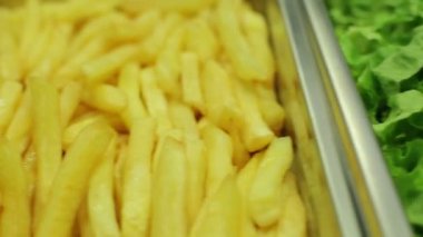 Shawarma yapmak için farklı baharatlar. Soslar, domatesler, patates kızartmaları, biberler, soğanlar, yeşiller.