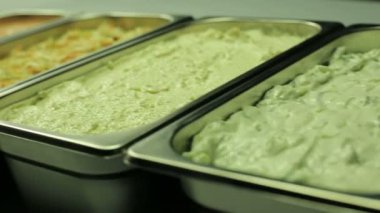 Shawarma yapmak için farklı baharatlar. Soslar, domatesler, patates kızartmaları, biberler, soğanlar, yeşiller.