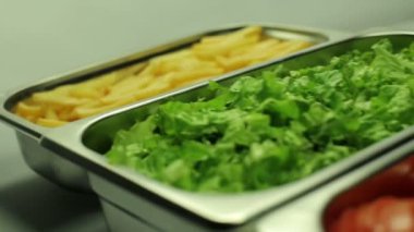 Shawarma yapmak için farklı baharatlar. Soslar, domatesler, patates kızartmaları, biberler, soğanlar, yeşiller.