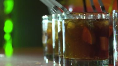 Barmen bardaklara çeşitli alkollü kokteyller doldurur. Mavi Göl, Sıcak Şarap