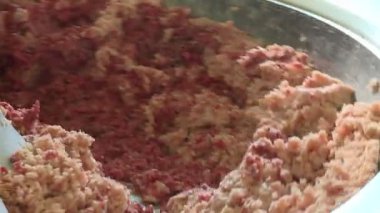 Sosis üretimi. Et ve yağ özel bir makinede öğütülür. Sonuçlar üretken atölyeye gönderiliyor. Özel makineler sosis pişirir. Bitmiş ürün kurutucuya gönderilir..