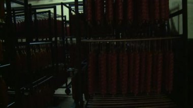 Sosis üretimi. Et ve yağ özel bir makinede öğütülür. Sonuçlar üretken atölyeye gönderiliyor. Özel makineler sosis pişirir. Bitmiş ürün kurutucuya gönderilir..