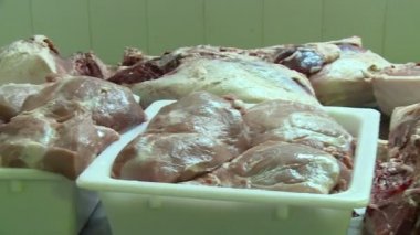 Sosis üretimi. Et ve yağ özel bir makinede öğütülür. Sonuçlar üretken atölyeye gönderiliyor. Özel makineler sosis pişirir. Bitmiş ürün kurutucuya gönderilir..