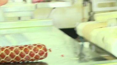 Sosis üretimi. Et ve yağ özel bir makinede öğütülür. Sonuçlar üretken atölyeye gönderiliyor. Özel makineler sosis pişirir. Bitmiş ürün kurutucuya gönderilir..