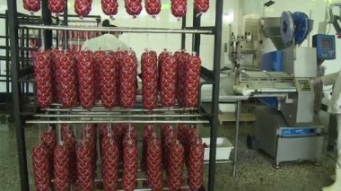 Sosis üretimi. Et ve yağ özel bir makinede öğütülür. Sonuçlar üretken atölyeye gönderiliyor. Özel makineler sosis pişirir. Bitmiş ürün kurutucuya gönderilir..