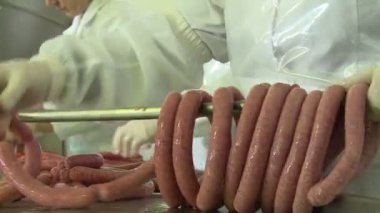 Sosis üretimi. Et ve yağ özel bir makinede öğütülür. Sonuçlar üretken atölyeye gönderiliyor. Özel makineler sosis pişirir. Bitmiş ürün kurutucuya gönderilir..