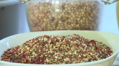 Sosis üretimi. Et ve yağ özel bir makinede öğütülür. Sonuçlar üretken atölyeye gönderiliyor. Özel makineler sosis pişirir. Bitmiş ürün kurutucuya gönderilir..