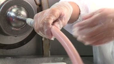 Sosis üretimi. Et ve yağ özel bir makinede öğütülür. Sonuçlar üretken atölyeye gönderiliyor. Özel makineler sosis pişirir. Bitmiş ürün kurutucuya gönderilir..