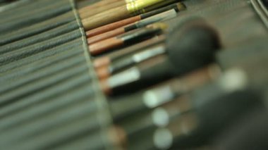 Makyaj sanatçısı için fırçalar ve diğer farklı özellikler