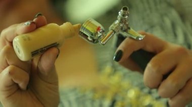 Hava fırçası. Makyaj sanatçısı boya döktü.