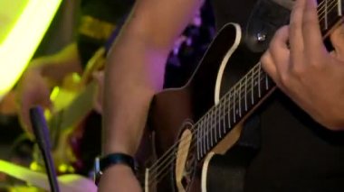 Gitarist bir kulüpte çalıyor.