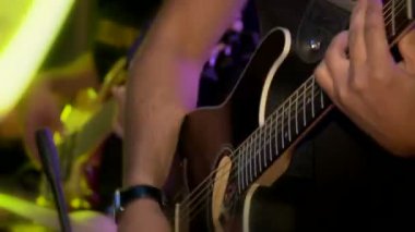 Gitarist bir kulüpte çalıyor.