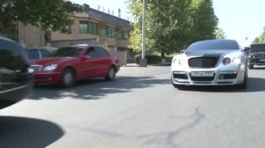 Yollarda giden araba konvoyu.