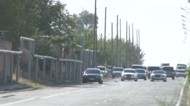 Yollarda giden araba konvoyu.