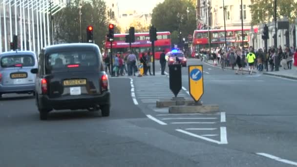 Verkehr London Autos Und Menschen Auf Der Straße — Stockvideo