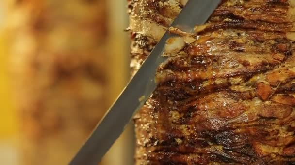 Cozinheiro Corta Carne Para Fazer Shawarma Giroscópios Kebab Doner Cozinhar — Vídeo de Stock