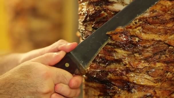 Bucătar Taie Carnea Pentru Face Shawarma Gyros Doner Kebab Gătitul — Videoclip de stoc