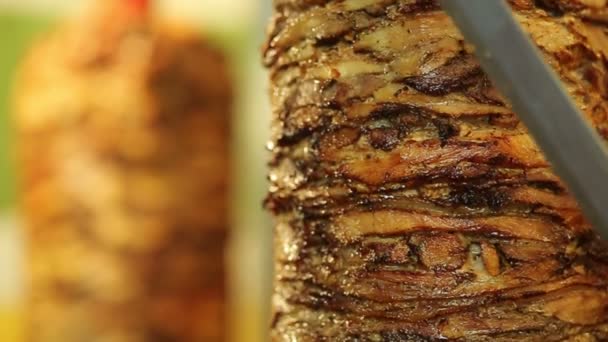 Cozinheiro Corta Carne Para Fazer Shawarma Giroscópios Kebab Doner Cozinhar — Vídeo de Stock