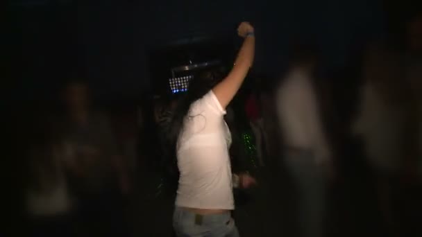 科技派对 人们在跳舞Dj在演奏音乐到处都是彩灯 — 图库视频影像