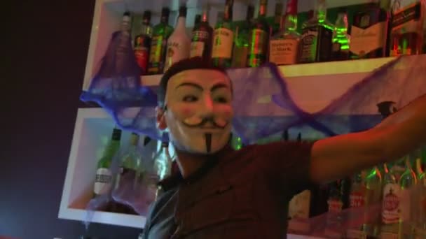 Barman Dans Masque Anonyme Fait Différentes Astuces Avec Des Bouteilles — Video