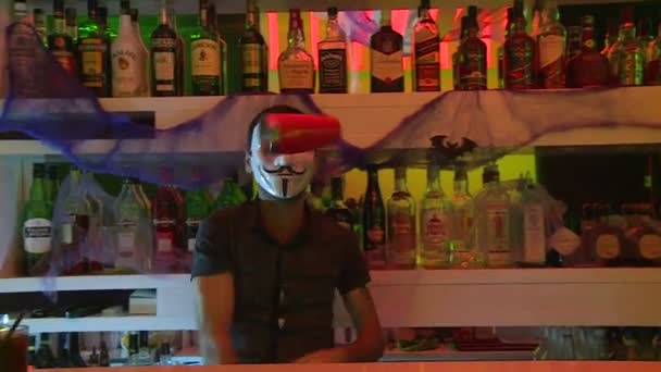 Barman Masce Anonymous Dělá Různé Triky Lahvemi — Stock video