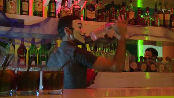 Barman Máscara Anónimo Hace Diferentes Trucos Con Botellas — Vídeos de Stock