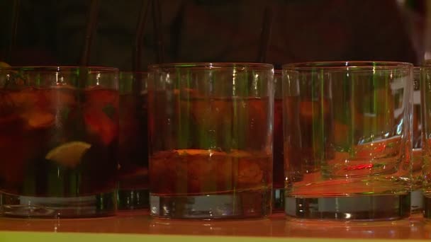 Barman Wlewa Kieliszków Różne Koktajle Alkoholowe Błękitna Laguna Wino Musujące — Wideo stockowe