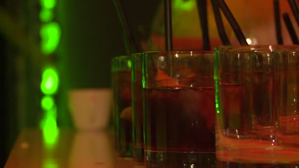 Barman Giet Verschillende Alcoholische Cocktails Glazen Blauwe Lagune Glühwein — Stockvideo