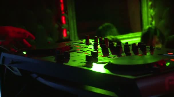 テクノパーティー 人々は踊り Djは音楽を演奏する 色のついた照明は — ストック動画