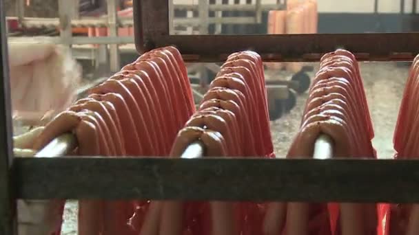 소세지 고기와 기름은 기계로 놓는다 결과생긴 배설물은 생산적 작업장으로 기계가 — 비디오