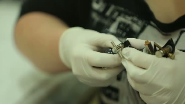 Tatuerare Gör Tatuering Klientens Arm — Stockvideo