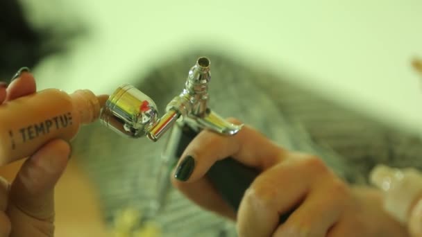 Hava Fırçası Makyaj Sanatçısı Boya Döktü — Stok video