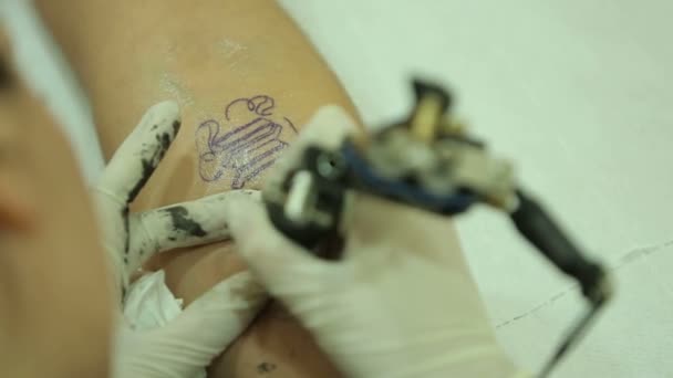 Tatuaje Artista Hace Tatuaje Brazo Del Cliente — Vídeo de stock
