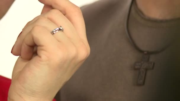 モデルはジュエリーを宣伝します 指輪ブレスレットネックレスイヤリング — ストック動画