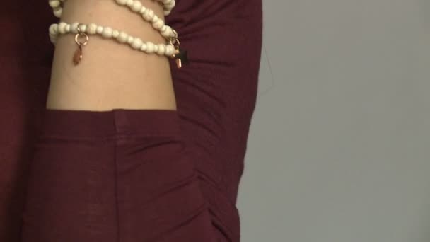 Modelka Reklamuje Biżuterię Pierścionki Bransoletki Naszyjniki Kolczyki — Wideo stockowe