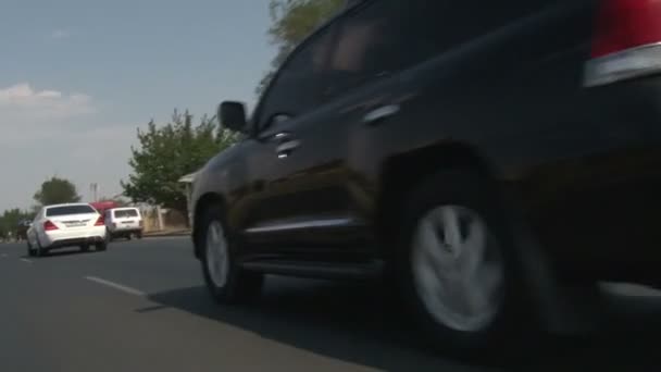 Konwój Samochodów Jadących Drogach — Wideo stockowe