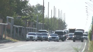 Yollarda giden araba konvoyu.