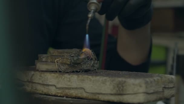 세공인은으로 보석을 만든다 녹이고 무늬를 만들고 가루를 만들고 자르고 구멍을 — 비디오