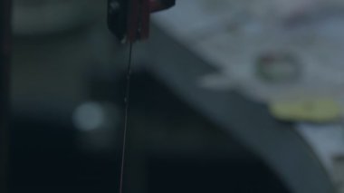 Kuyumcu gümüşten mücevher yapar. Kuyumcu gümüşü eritiyor, üzerinde desenler oluşturuyor, öğütüyor, kesiyor ve matkaplar yapıyor. iş gazı meşalesi