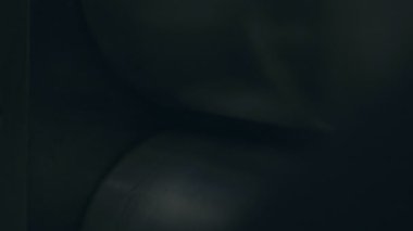 Kuyumcu gümüşten mücevher yapar. Kuyumcu gümüşü eritiyor, üzerinde desenler oluşturuyor, öğütüyor, kesiyor ve matkaplar yapıyor. iş gazı meşalesi