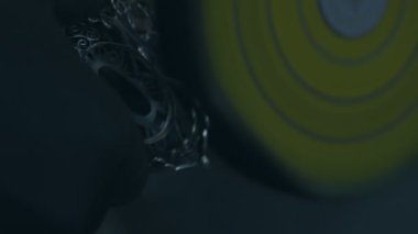 Kuyumcu gümüşten mücevher yapar. Kuyumcu gümüşü eritiyor, üzerinde desenler oluşturuyor, öğütüyor, kesiyor ve matkaplar yapıyor. iş gazı meşalesi