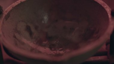 Kuyumcu gümüşü ateşte eritiyor. Ve özel formlara döküldü..