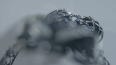 Değerli taşlı gümüş bir bilezik. makro fotoğrafçılık