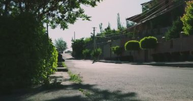 Motosikletli kurye evin önünde duruyor.